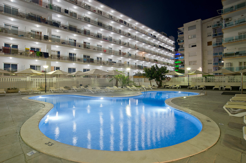 Fachada del Hotel Salou Beach con piscina iluminada por la noche