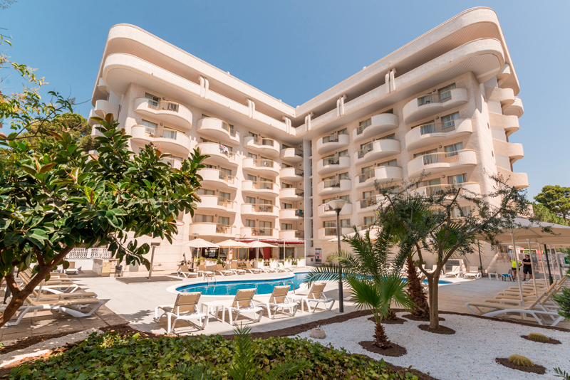 Fachada del Hotel Salou Beach capturada durante el día.