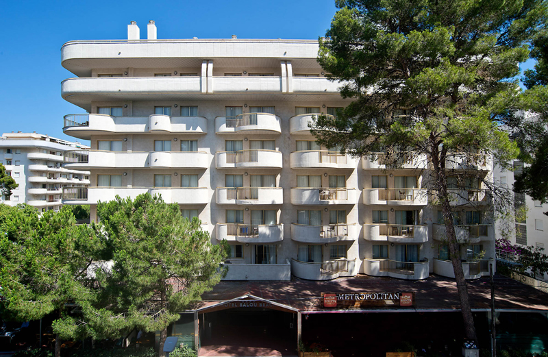 Vista de los balcones del Hotel Salou Beach desde el exterior.