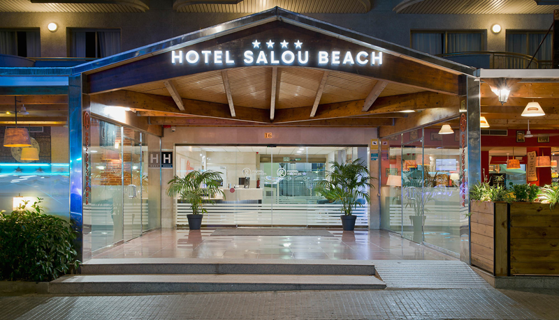 Entrada principal del Hotel Salou Beach en Salou, ideal para unas vacaciones en la Costa Dorada.