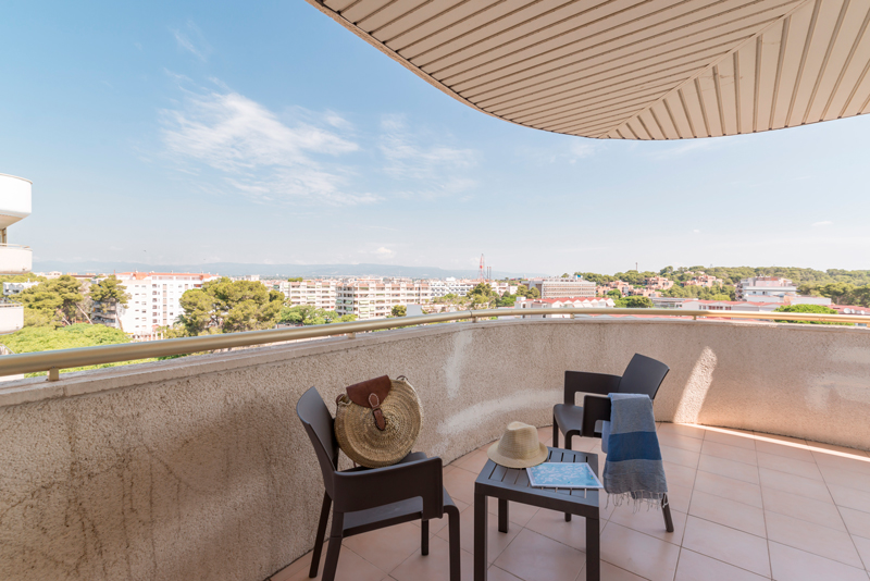 Habitación familiar con vistas y terraza privada en Salou