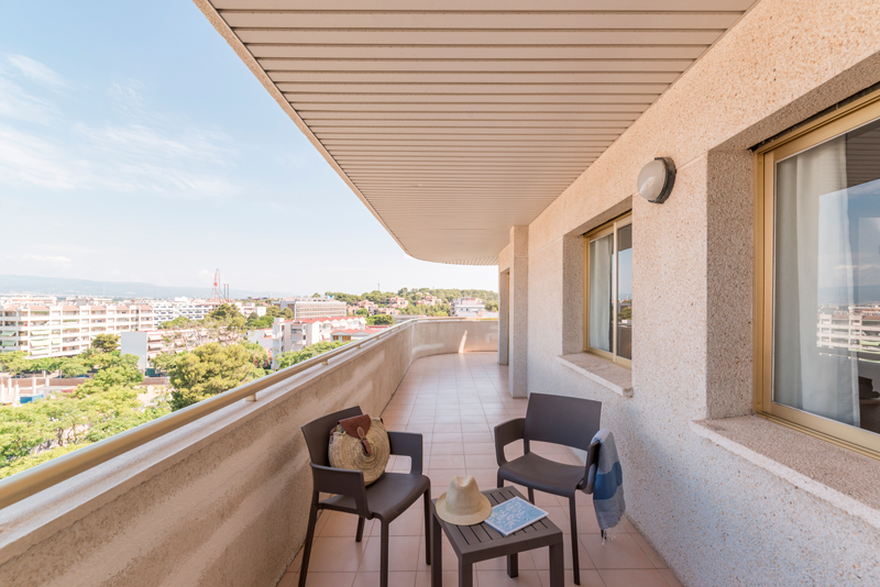 Terraza de una habitación familiar con vistas al entorno de Salou.