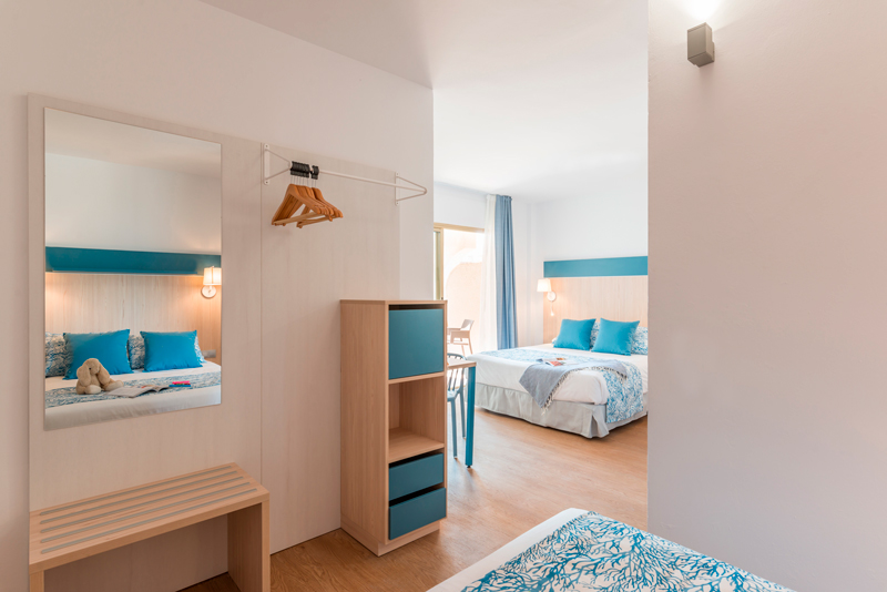 Habitaciones triples amplias y luminosas en el Hotel Salou Beach, perfectas para familias.