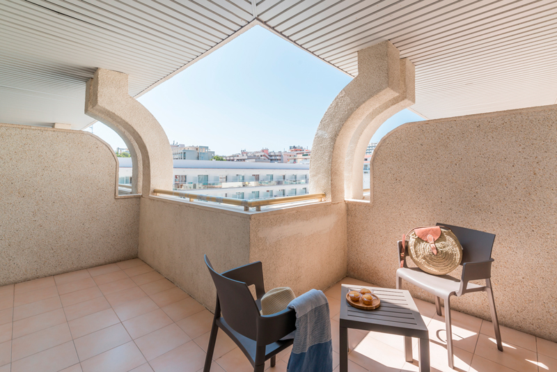 Habitaciones triples con vistas al entorno desde el Hotel Salou Beach.