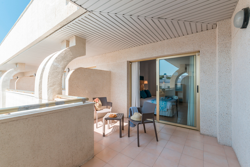 Terraza de las habitaciones triples con vistas panorámicas en Salou