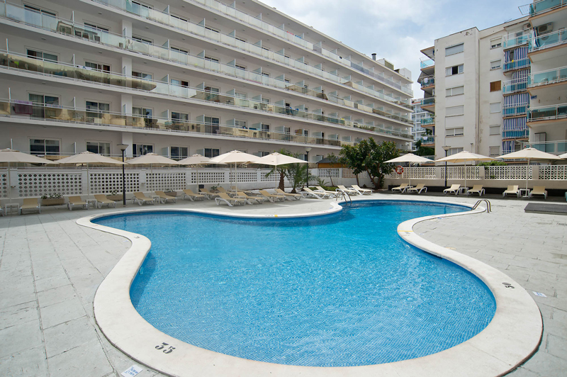 Vista de la piscina del hotel en Salou, ideal para relajarse al sol.