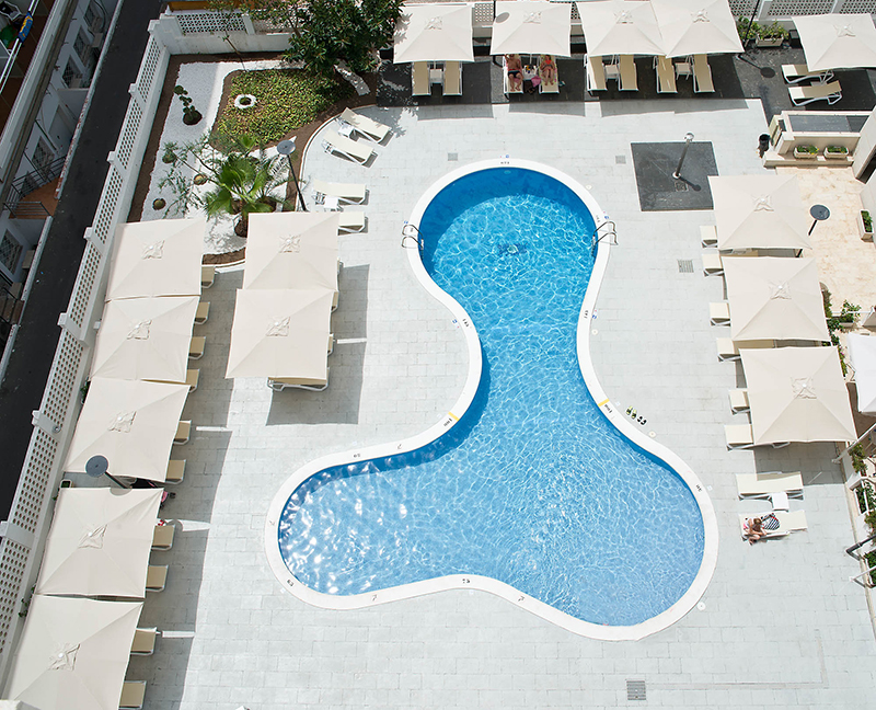 Vista de la piscina del Hotel Salou Beach desde los balcones.